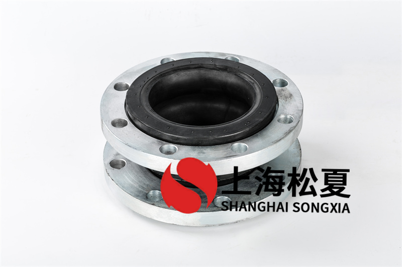 橡膠軟接頭做為一個(gè)重要的管道構(gòu)件，多見(jiàn)于水泵的接口處